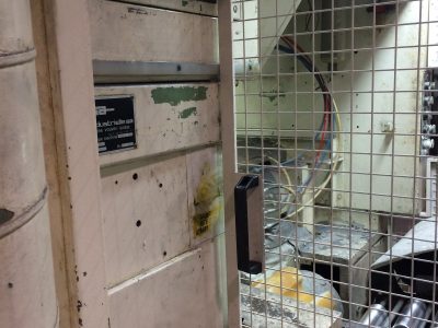 Puerta móvil batiente